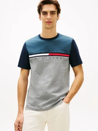 T-shirt con logo a strisce e bandiera in blocchi di colore