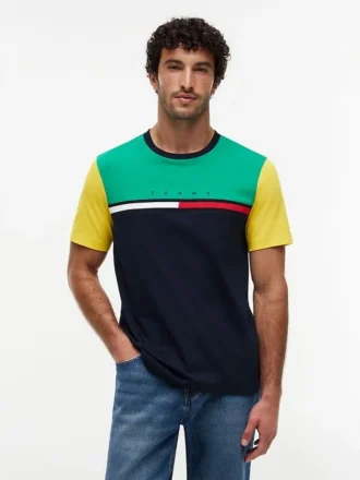 T-shirt con logo a strisce e bandiera in blocchi di colore