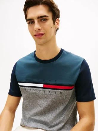 T-shirt con logo a strisce e bandiera in blocchi di colore