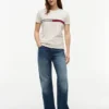 T-shirt con logo a strisce e bandiera ricamato T-shirt con logo a strisce e bandiera ricamato
