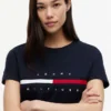 T-shirt con logo a strisce e bandiera ricamato T-shirt con logo a strisce e bandiera ricamato