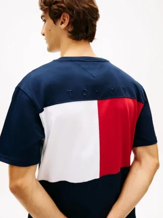 T-shirt con logo bandiera sul retro e vestibilità comoda