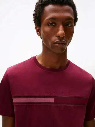 T-shirt con logo bandiera tono su tono T-shirt con logo bandiera tono su tono