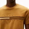 T-shirt con logo bandiera tono su tono T-shirt con logo bandiera tono su tono