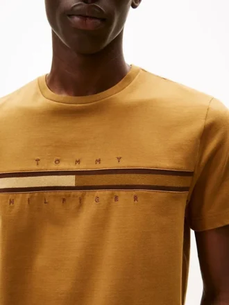 T-shirt con logo bandiera tono su tono T-shirt con logo bandiera tono su tono