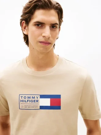 T-shirt con logo Flag Box