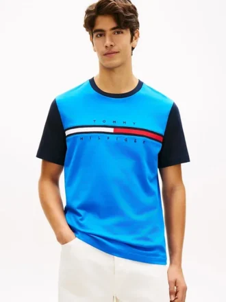 T-shirt con maniche a contrasto e logo bandiera