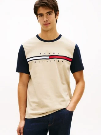 T-shirt con maniche a contrasto e logo bandiera
