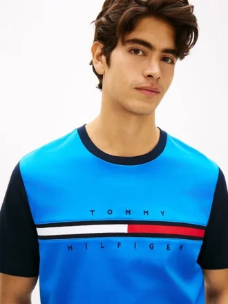 T-shirt con maniche a contrasto e logo bandiera