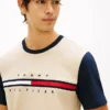 T-shirt con maniche a contrasto e logo bandiera
