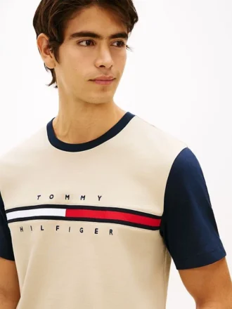 T-shirt con maniche a contrasto e logo bandiera