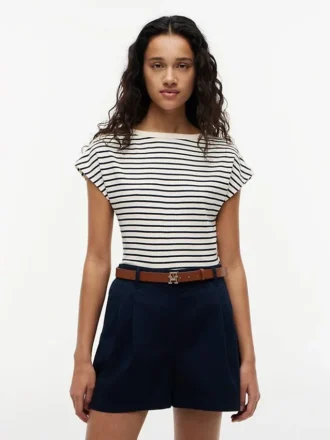 T-shirt con scollo a barchetta e bottoni dorati in stile nautico
