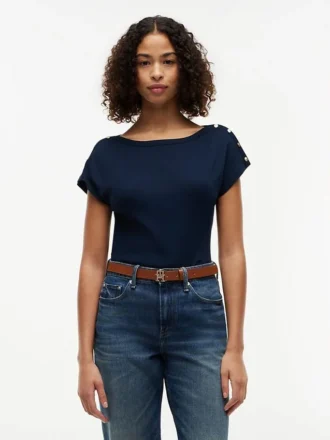 T-shirt con scollo a barchetta e bottoni dorati in stile nautico