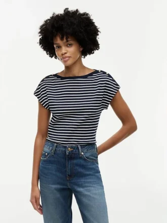 T-shirt con scollo a barchetta e bottoni dorati in stile nautico