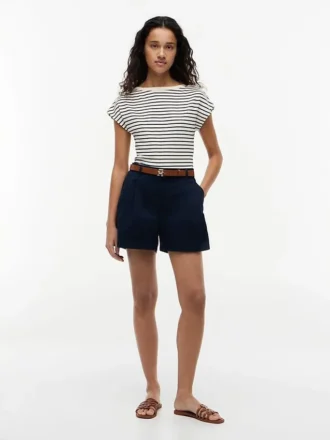 T-shirt con scollo a barchetta e bottoni dorati in stile nautico