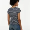 T-shirt con scollo a barchetta e bottoni dorati in stile nautico T-shirt con scollo a barchetta e bottoni dorati in stile nautico