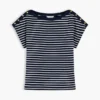 T-shirt con scollo a barchetta e bottoni dorati in stile nautico T-shirt con scollo a barchetta e bottoni dorati in stile nautico