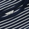 T-shirt con scollo a barchetta e bottoni dorati in stile nautico T-shirt con scollo a barchetta e bottoni dorati in stile nautico