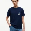 T-shirt con tasca e logo bandiera floreale T-shirt con tasca e logo bandiera floreale