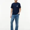 T-shirt con tasca e logo bandiera floreale T-shirt con tasca e logo bandiera floreale