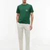 T-shirt con tasca e logo bandiera floreale T-shirt con tasca e logo bandiera floreale