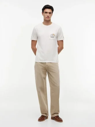 T-shirt con tasca e logo bandiera floreale