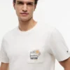 T-shirt con tasca e logo bandiera floreale T-shirt con tasca e logo bandiera floreale