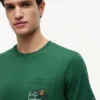 T-shirt con tasca e logo bandiera floreale T-shirt con tasca e logo bandiera floreale