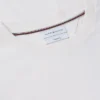 T-shirt con tasca e logo bandiera floreale T-shirt con tasca e logo bandiera floreale
