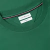T-shirt con tasca e logo bandiera floreale T-shirt con tasca e logo bandiera floreale
