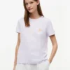T-shirt con taschino e monogramma in stile calligrafico T-shirt con taschino e monogramma in stile calligrafico