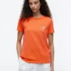 T-shirt con taschino e monogramma in stile calligrafico T-shirt con taschino e monogramma in stile calligrafico