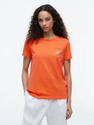 T-shirt con taschino e monogramma in stile calligrafico