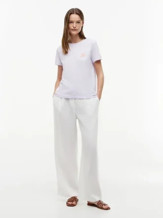 T-shirt con taschino e monogramma in stile calligrafico
