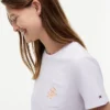 T-shirt con taschino e monogramma in stile calligrafico T-shirt con taschino e monogramma in stile calligrafico