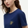 T-shirt con taschino e monogramma in stile calligrafico T-shirt con taschino e monogramma in stile calligrafico