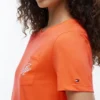 T-shirt con taschino e monogramma in stile calligrafico T-shirt con taschino e monogramma in stile calligrafico