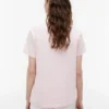 T-shirt con taschino e monogramma in stile calligrafico T-shirt con taschino e monogramma in stile calligrafico
