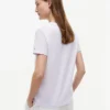 T-shirt con taschino e monogramma in stile calligrafico T-shirt con taschino e monogramma in stile calligrafico