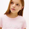 T-shirt da bambina con logo Hilfiger e cravatte sul davanti T-shirt da bambina con logo Hilfiger e cravatte sul davanti