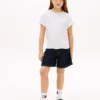 T-shirt da bambina con logo Hilfiger e cravatte sul davanti T-shirt da bambina con logo Hilfiger e cravatte sul davanti