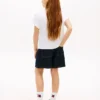 T-shirt da bambina con logo Hilfiger e cravatte sul davanti T-shirt da bambina con logo Hilfiger e cravatte sul davanti