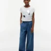 T-shirt da bambino con logo floreale in paillettes T-shirt da bambino con logo floreale in paillettes