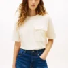 T-shirt dalla vestibilità comoda con tasca e bottone dorato T-shirt dalla vestibilità comoda con tasca e bottone dorato