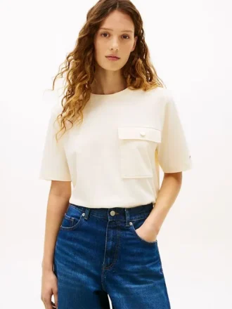 T-shirt dalla vestibilità comoda con tasca e bottone dorato