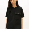 T-shirt dalla vestibilità comoda con tasca e bottone dorato T-shirt dalla vestibilità comoda con tasca e bottone dorato