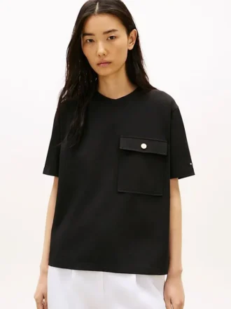 T-shirt dalla vestibilità comoda con tasca e bottone dorato
