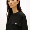 T-shirt dalla vestibilità comoda con tasca e bottone dorato T-shirt dalla vestibilità comoda con tasca e bottone dorato