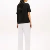 T-shirt dalla vestibilità comoda con tasca e bottone dorato T-shirt dalla vestibilità comoda con tasca e bottone dorato
