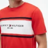 T-shirt Hilfiger con logo a righe T-shirt Hilfiger con logo a righe